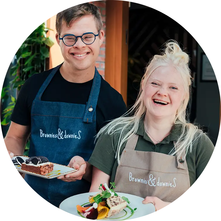 Hai collega's Brownies&DownieS werken in de bediening, horeca vacatures, bediening Hai, horecamedewerker bediening.