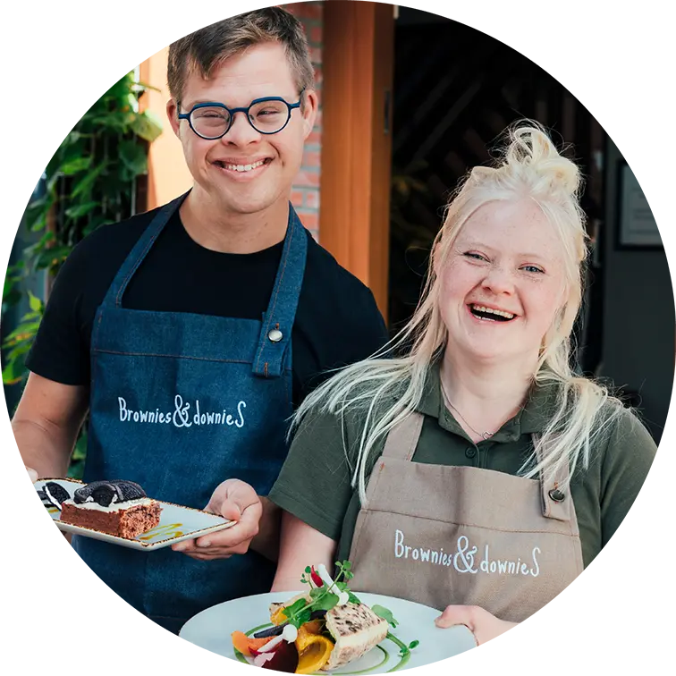 Hai collega's Brownies&DownieS werken in de bediening, horeca vacatures, bediening Hai, horecamedewerker bediening.